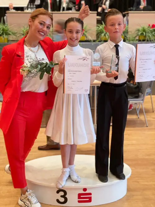 Philipp Baal und Letizia Lis mit Victoria Kleinfelder