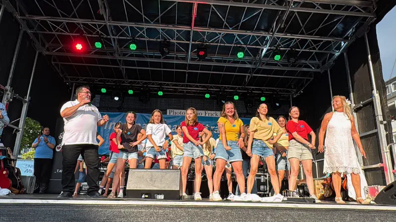 Eröffnung des int. Straßenfests durch unsere DS Gruppe